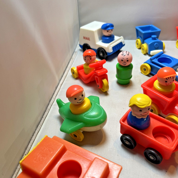 Vintage Fisher Price 1970s 13 Kid Vehicles, Mail truck & man, 7 Figures - Picture 3 of 4